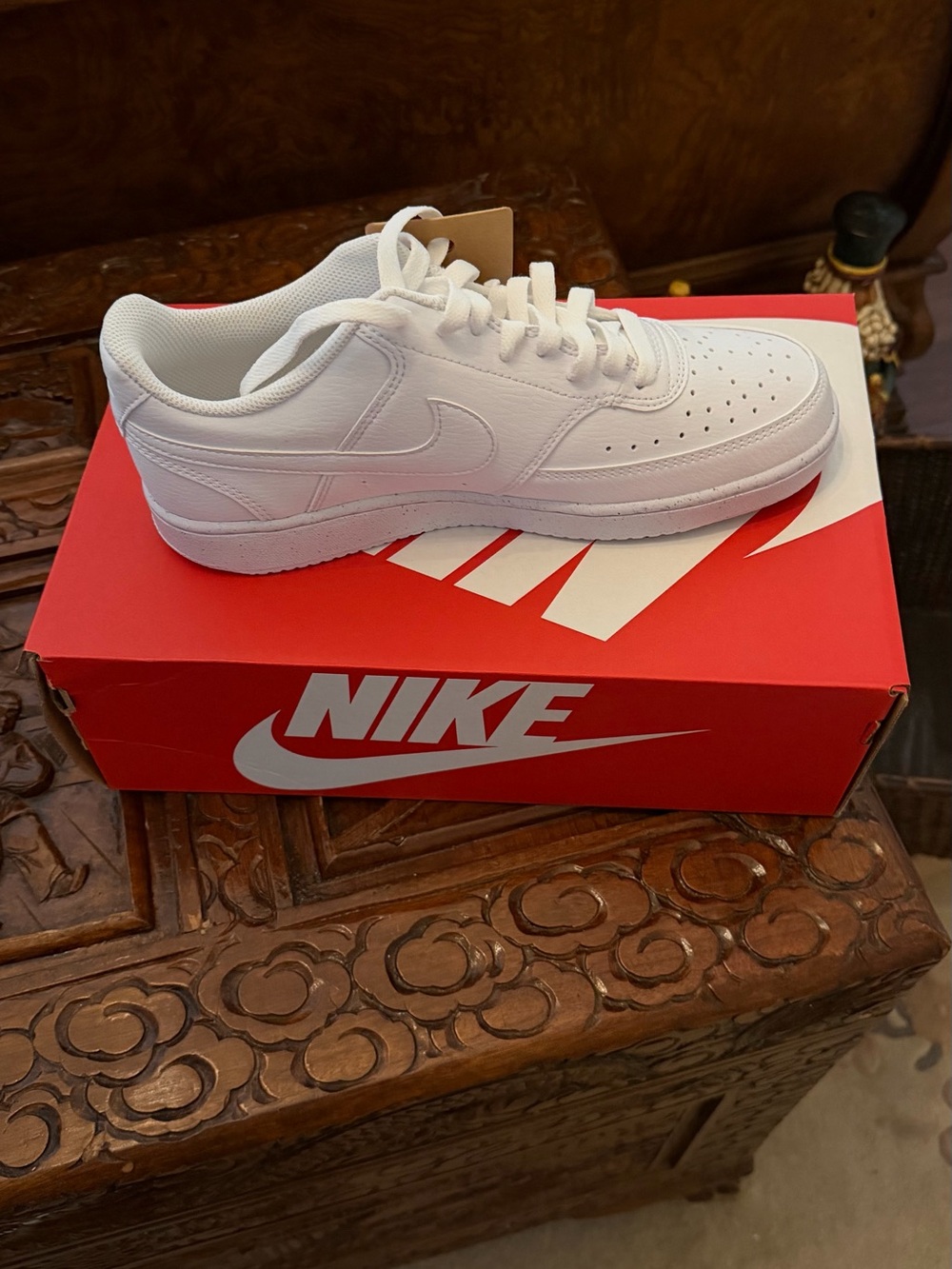 Nike Men’s White Low-Top Sneakers - Picture 3 of 3